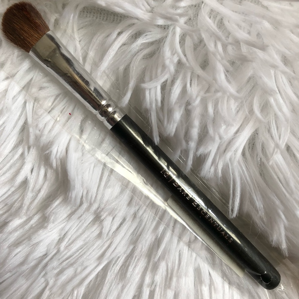 Bare minerals contour and shadow eye brush!